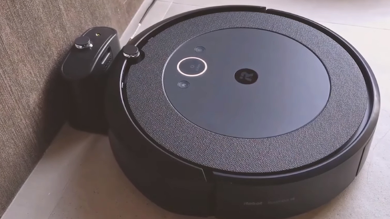 Roomba i3 and i4 come with a standard charging dock