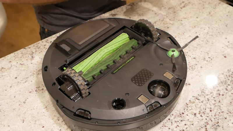 Roomba i3 vs i4: Brush system